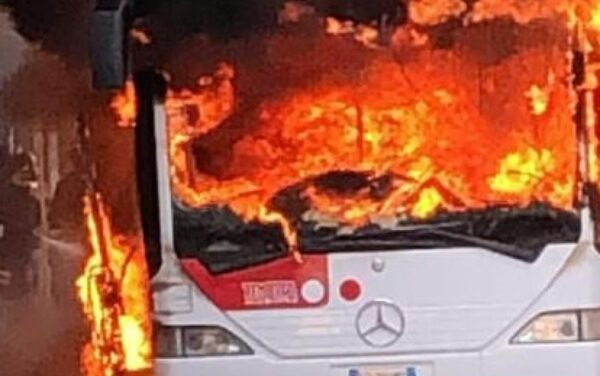 Trasporto pubblico: another Bus on fire